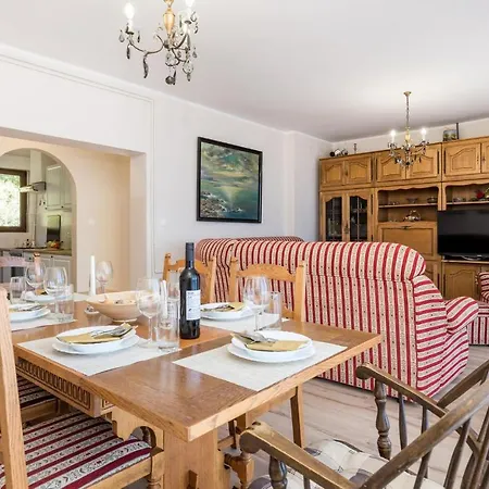 4 Bedroom In Apartamento Opatija